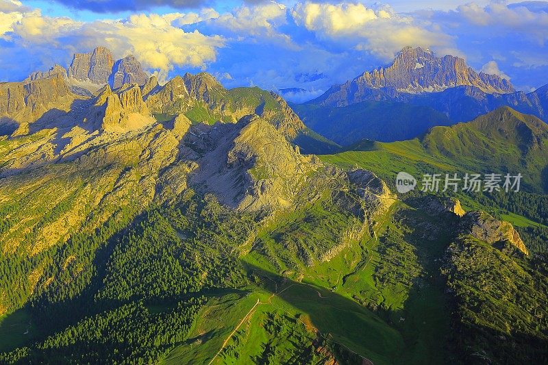 日落时分，在Lagazuoi, Monte Pelmo和Civetta上空的白云石